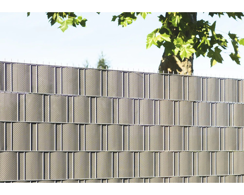 Clôture de protection visuelle en métal et plastique dans le jardin