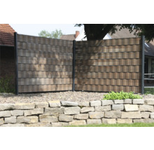 Clôture de protection visuelle avec éléments en plastique et poteaux métalliques dans le jardin