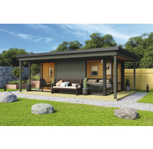 Maison de jardin moderne avec terrasse en bois, banc et pots plantés dans un jardin verdoyant.