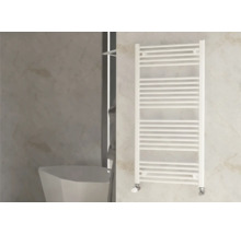 Sèche-serviettes blanc dans une salle de bain