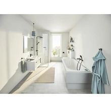 Helles Badezimmer mit Waschtisch, Spiegel, Dusche, Badewanne und Accessoires