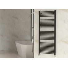 Badezimmer mit Badewanne und schwarzem Handtuchwärmer