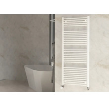 Modernes Badezimmer mit Badewanne und Heizkörper für Handtücher