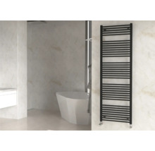 Salle de bains avec baignoire îlot et sèche-serviettes noir