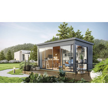 Bureau de jardin moderne avec portes coulissantes et terrasse en bois dans un environnement verdoyant.