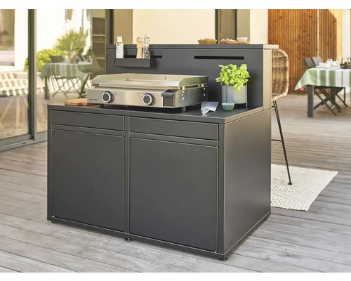 Aussenküchenschrank mit Grillplatte auf einer Terrasse