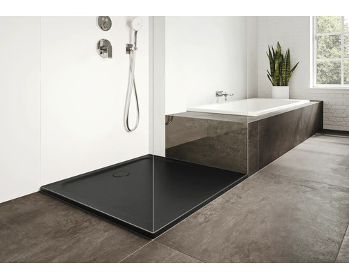 Badezimmer mit Duschwanne, Badewanne und Armaturen