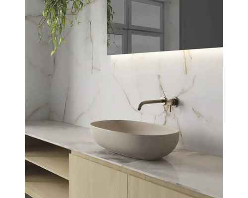 Badezimmer mit Aufsatzwaschbecken, Waschtisch, Armatur und Spiegel