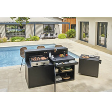 Outdoor-Küche mit Grill, Arbeitsfläche und Stauraum neben einem Pool