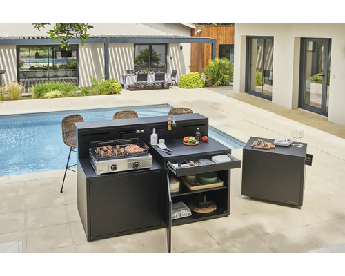 Outdoor-Küche mit Grill, Arbeitsfläche und Stauraum neben einem Pool
