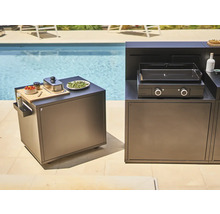 Outdoor Küche mit Grill, Zubereitungsstation und Pool im Hintergrund