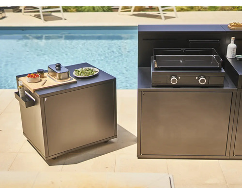 Outdoor Küche mit Grill, Zubereitungsstation und Pool im Hintergrund