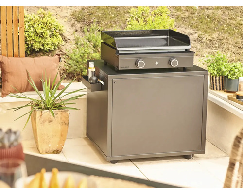 Gasgrill mit Unterschrank auf einer Terrasse