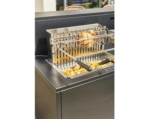 Hähnchengrill mit Brathähnchen und Bratkartoffeln