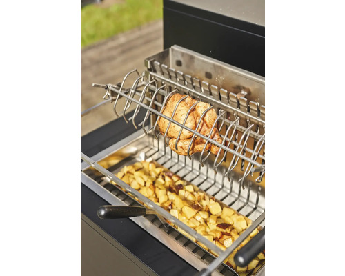 Gegrilltes Hähnchen am Spieß mit Bratkartoffeln