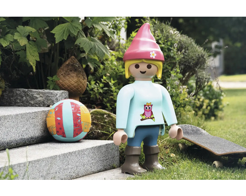 Figurine Playmobil avec ballon et skateboard dans le jardin