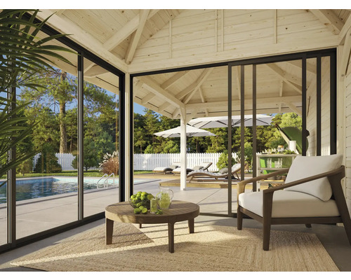 Véranda lumineuse avec mobilier de terrasse et vue sur la piscine