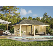 Gartenszene mit Pool, Grillplatz und Holzpavillon mit Schiebetüren