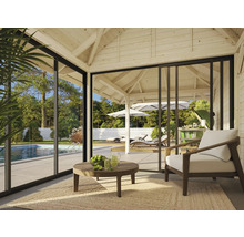 Helle Veranda mit Sitzgelegenheit, Tisch und Blick auf den Pool