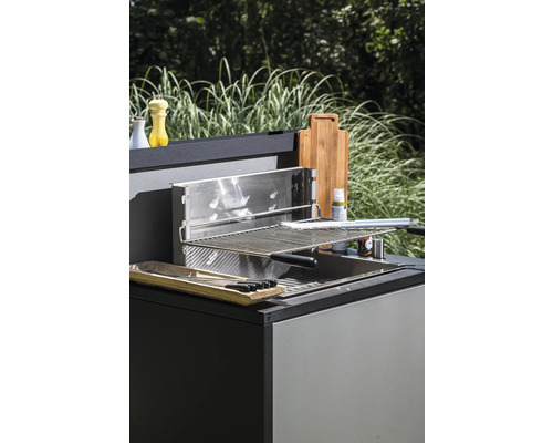 Outdoor-Küche mit Grillrost, Spießbrett und Gewürzen