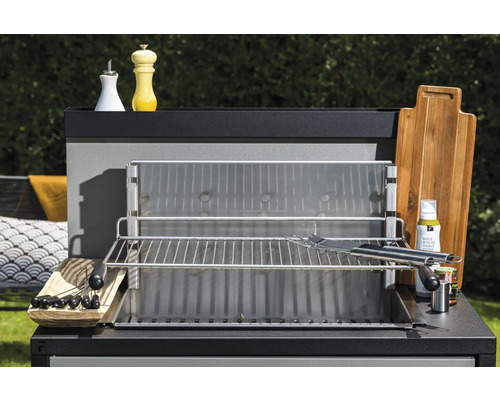Grillstation mit Grillrost, Grillzange, Gewürzen, Öl und Schneidebrett.