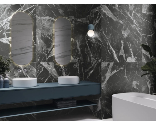 Salle de bains avec lavabos, miroirs et carrelage imitation marbre