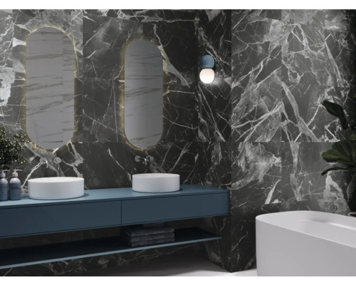 Salle de bains moderne avec carrelage en marbre, lavabos et miroirs