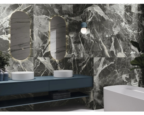 Modernes Badezimmer mit grauen Marmorfliesen, Waschtisch, Spiegel und Badewanne