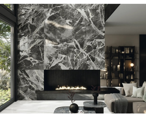 Wohnzimmer mit Kamin und Wandfliesen in Marmoroptik