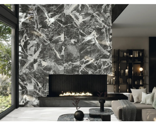 Modernes Wohnzimmer mit gefliester Wand in Marmoroptik, offenem Kamin und Designermöbeln.