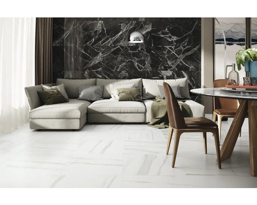 Salon moderne avec canapé, table à manger et carrelage imitation marbre