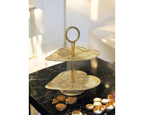 Etageren-Dekoration mit zwei goldenen herzförmigen Ebenen