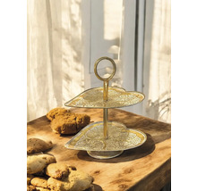 Etagere mit zwei herzförmigen Ablagen und Gebäck auf einem Holztisch