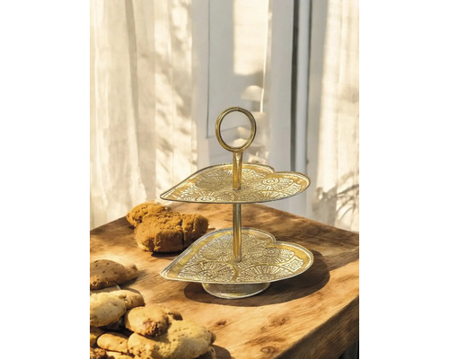 Etagere mit zwei herzförmigen Ablagen und Gebäck auf einem Holztisch