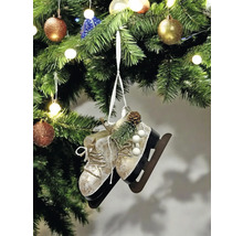 Dekorative Schlittschuhe als Christbaumschmuck an einem Weihnachtsbaum mit Kugeln und Lichtern.