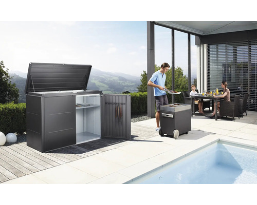 Scène de jardin avec coffre de rangement, chariot de barbecue et famille sur la terrasse