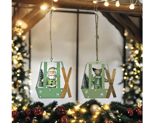 Zwei grüne Gondel-Weihnachtsbaumschmuckstücke mit Weihnachtsmann und Elchfigur