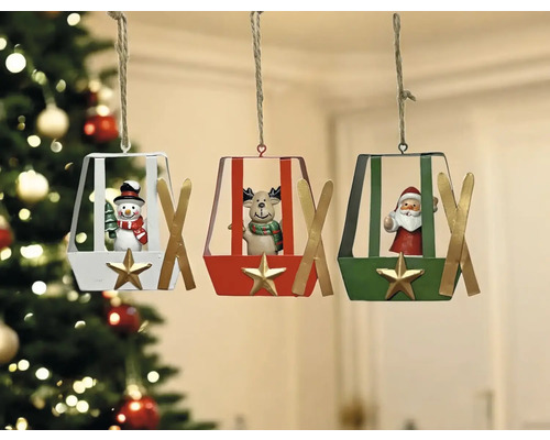 Drei hängende Weihnachtsschmuckstücke in Form von Gondeln mit Motiven von Schneemann, Rentier und Weihnachtsmann