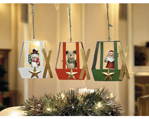 Drei dekorative Gondeln mit Figuren und Skiern als Weihnachtsbaumschmuck