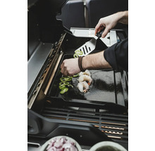 Des crevettes et des poivrons sont préparés sur un gril.