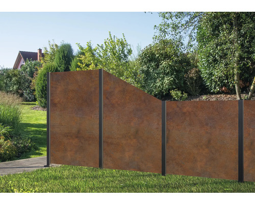 Vue du jardin avec clôture de protection visuelle en métal