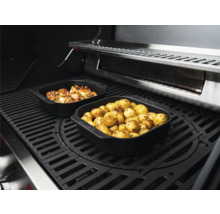 Deux plats à griller remplis de pommes de terre et de viande sur la grille du barbecue