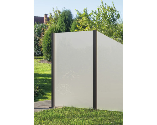 Gartenszene mit Sichtschutzelement