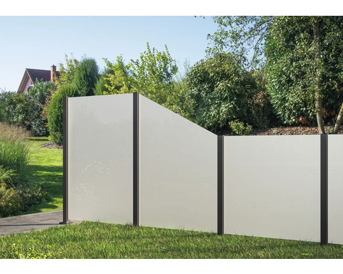 Gartenszene mit Sichtschutzzaun