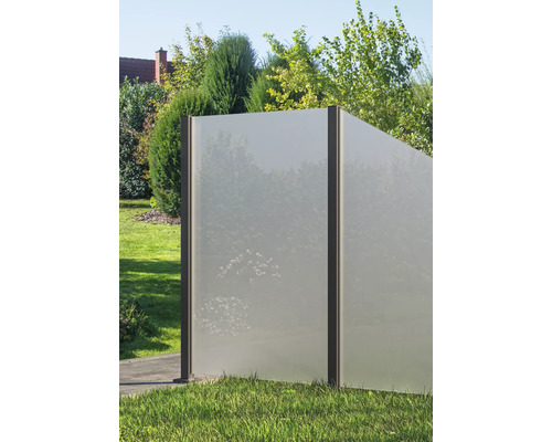 Gartenszene mit Sichtschutzzaun aus Glas und Metall