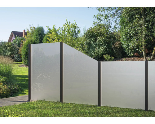 Sichtschutzzaun aus Glas mit Rahmen im Garten
