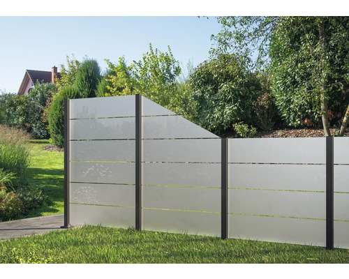 Ansicht eines Gartens mit einem Zaun aus Metall und blickdichtem Glas