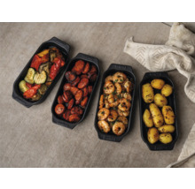 Quatre poêles de service noires contenant des légumes, de la saucisse, des crevettes et des pommes de terre