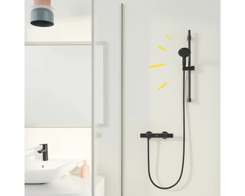 Modernes Badezimmer mit schwarzer Duscharmatur, Waschbecken und Spiegel