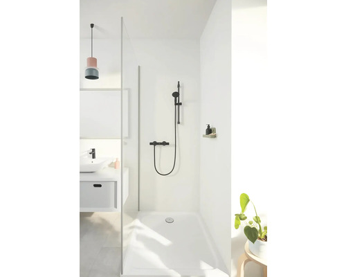 Modernes Badezimmer mit Dusche, Waschbecken und minimalistischem Design